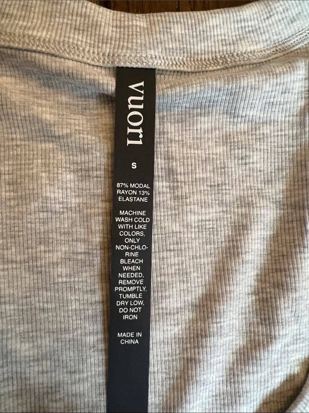 Vuori Heather Grey Long Sleeve Pose Scoop Neck Tee Size Small New With Tags NWT - Picture 3 of 6